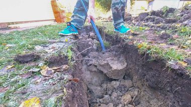 Hendek kazma kürekle sonbaharda adam