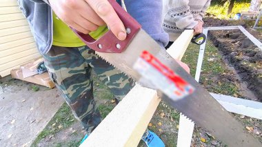 Testere çalışma bar sokakta keser.