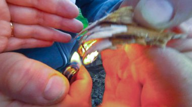 Bir yangın için bir ağaç kabuğu yanma