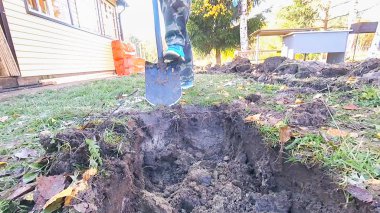 Bir kürek ile zemin kil sonbaharda kazma