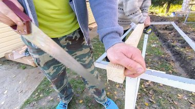 Ahşap çubuk kesme parçası sokakta gördüm