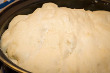 Hamur Mayaları pasta üzerinde tavada olgunlaşır