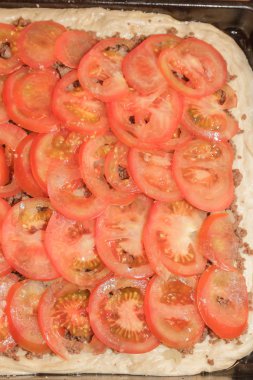 Yemek Pizza pasta et ve sebze altında peynir ile