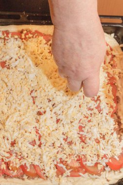 Yemek Pizza pasta et ve sebze altında peynir ile