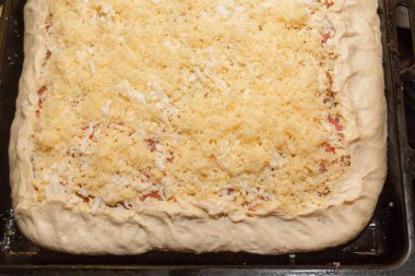 Yemek Pizza pasta et ve sebze altında peynir ile