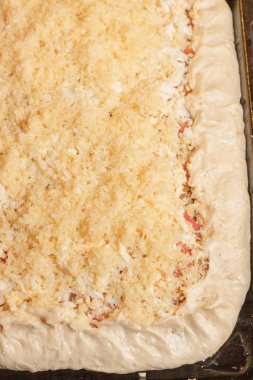 Yemek Pizza pasta et ve sebze altında peynir ile