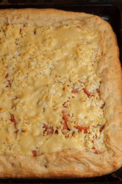 Yemek Pizza pasta et ve sebze altında peynir ile