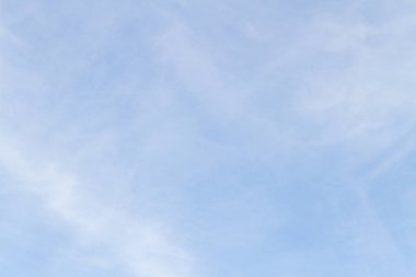 Yaz aylarında beyaz gözenekli bulutlar ile mavi gökyüzü