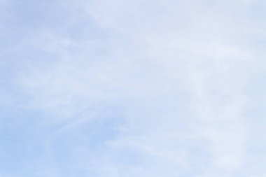 Yaz aylarında beyaz gözenekli bulutlar ile mavi gökyüzü