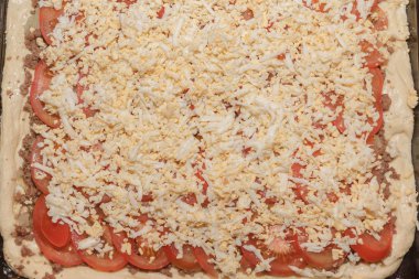 Yemek Pizza pasta et ve sebze altında peynir ile