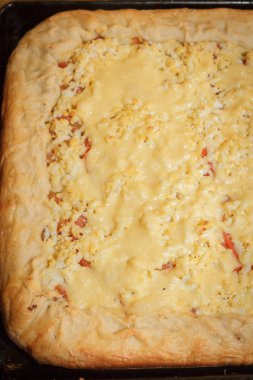 Yemek Pizza pasta et ve sebze altında peynir ile