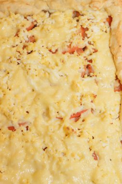 Yemek Pizza pasta et ve sebze altında peynir ile