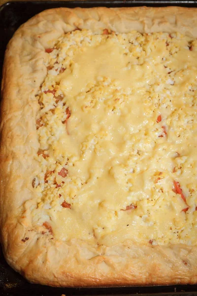 Yemek Pizza pasta et ve sebze altında peynir ile