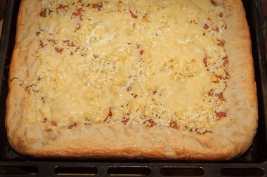 Yemek Pizza pasta et ve sebze altında peynir ile