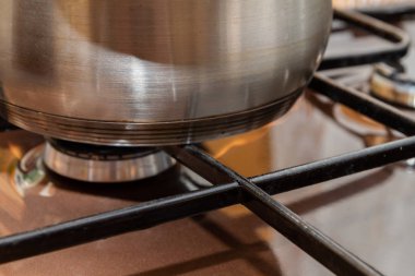 Pan metal bir gaz sobası ayakta yapılır