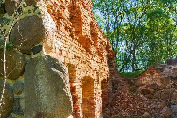 Förstört Gamla Byggnad Tegel Och Sten Skogen — Stockfoto