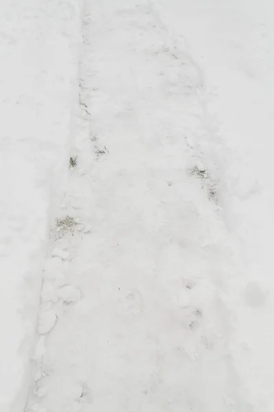 都市の冬に雪からのパスをクリーンアップします — ストック写真