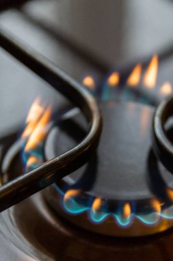 Turuncu ve mavi ateş üzerinde yanan gaz sobası