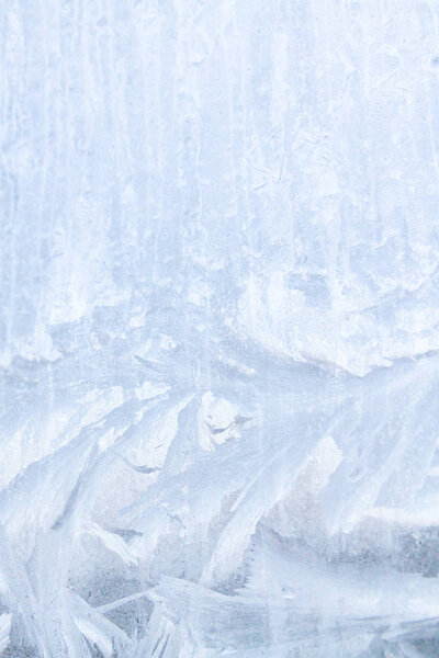 Ледяные узоры на морозильной коробке ранним утром
