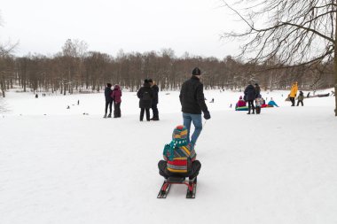 İskenderiye Park, Peterhof, St Petersburg, Rusya 04 Ocak 2019. Ebeveynler ve çocuklar ile kar kayak kış eğlence slaytları.
