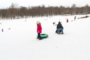 İskenderiye Park, Peterhof, St Petersburg, Rusya 04 Ocak 2019. Ebeveynler ve çocuklar ile kar kayak kış eğlence slaytları.