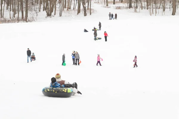 アレクサンドリア公園 ペテルゴフ サンクトペテルブルク ロシア 2019 冬の楽しみは雪とスキーにスライド親と子 — ストック写真