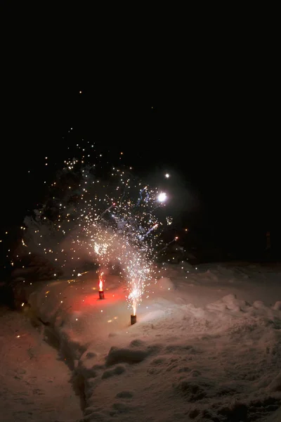 Φωτεινά Πολύχρωμα Πολύχρωμα Πυροτεχνήματα Κρήνη Στο Χιόνι Νύχτα — Φωτογραφία Αρχείου