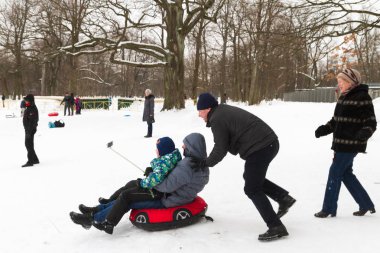İskenderiye Park, Peterhof, St Petersburg, Rusya 04 Ocak 2019. Ebeveynler ve çocuklar ile kar kayak kış eğlence slaytları.