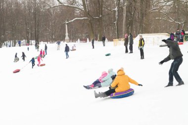 İskenderiye Park, Peterhof, St Petersburg, Rusya 04 Ocak 2019. Ebeveynler ve çocuklar ile kar kayak kış eğlence slaytları.
