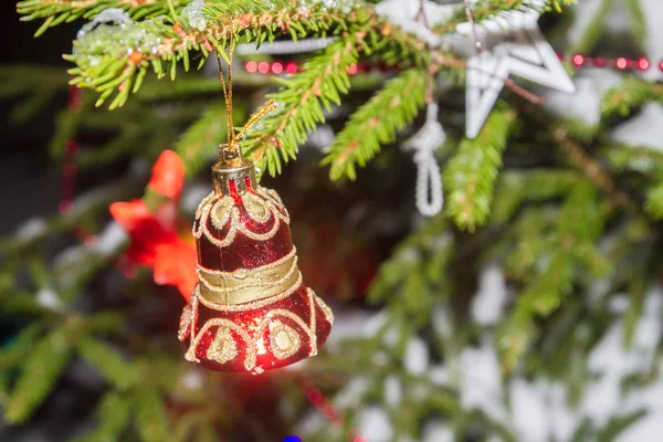 Kış Geceleri Üzerinde Ağaç Noel Ağacı Oyuncak Ağırlığında — Stok fotoğraf