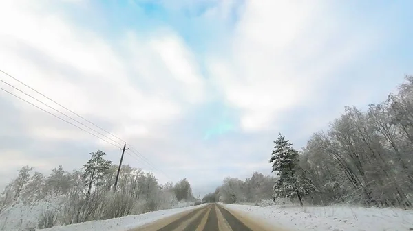 Landsväg Vinter Längs Skogen Med Vit Snö Träd — Stockfoto