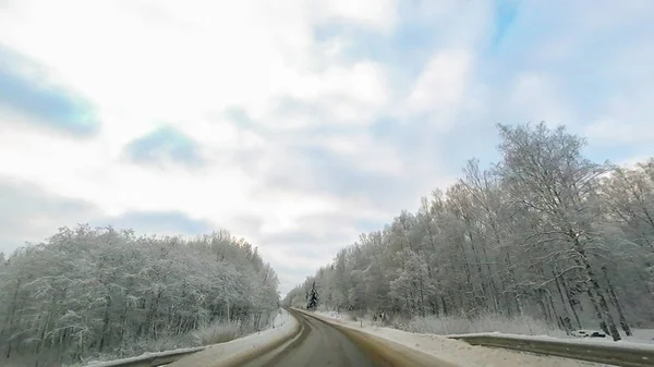 Landstraße Winter Entlang Des Waldes Mit Weißen Schneebäumen — Stockfoto