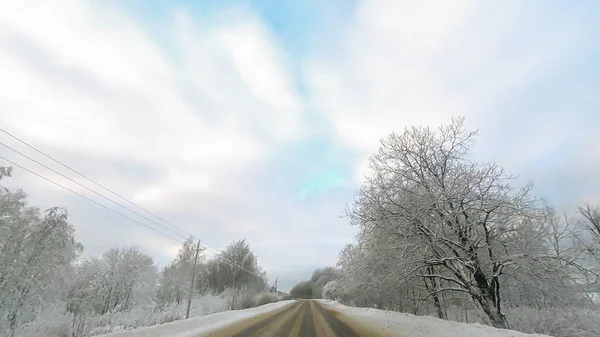 Landstraße Winter Entlang Des Waldes Mit Weißen Schneebäumen — Stockfoto