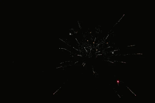 Πολύχρωμα Φωτεινά Πολύχρωμα Πυροτεχνήματα Μαύρο Ουρανό — Φωτογραφία Αρχείου