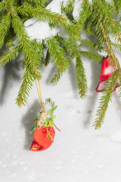 Weihnachtsbaumspielzeug Wiegt Winter Nachts Auf Dem Baum — Stockfoto