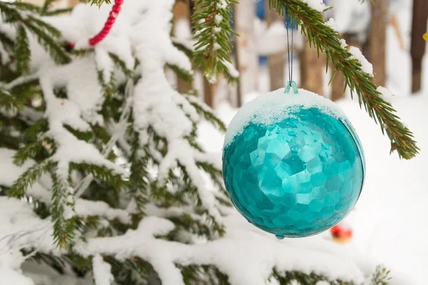 Christmas Speelgoed Opknoping Boom Buiten Winter — Stockfoto