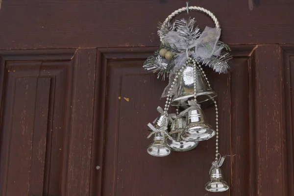 Campanas Decorativas Plata Colgando Puerta Decorada Para Navidad Año Nuevo — Foto de Stock