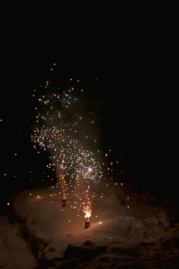 Gece kar parlak renkli renkli havai fişek Çeşme