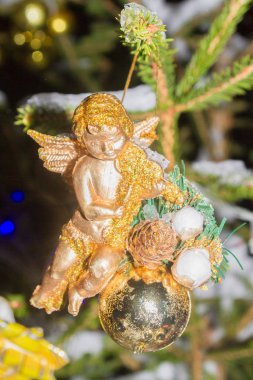 Kış geceleri üzerinde ağaç Noel ağacı oyuncak ağırlığında