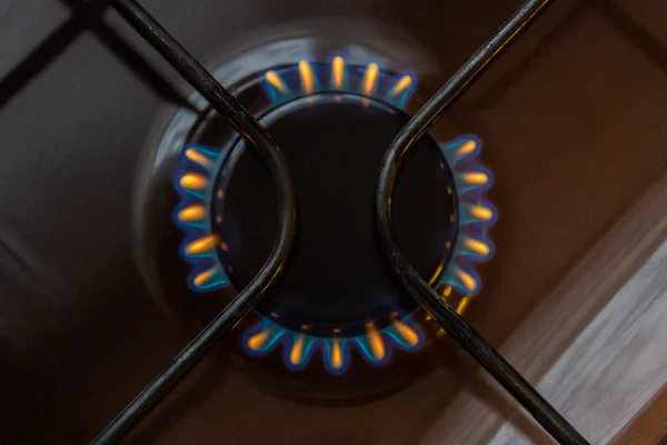 Turuncu ve mavi ateş üzerinde yanan gaz sobası
