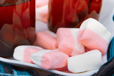 Beyaz-pembe hatmi iki bardak çay ile bir plaka üzerinde