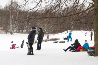 İskenderiye Park, Peterhof, St Petersburg, Rusya 04 Ocak 2019. Ebeveynler ve çocuklar ile kar kayak kış eğlence slaytları.
