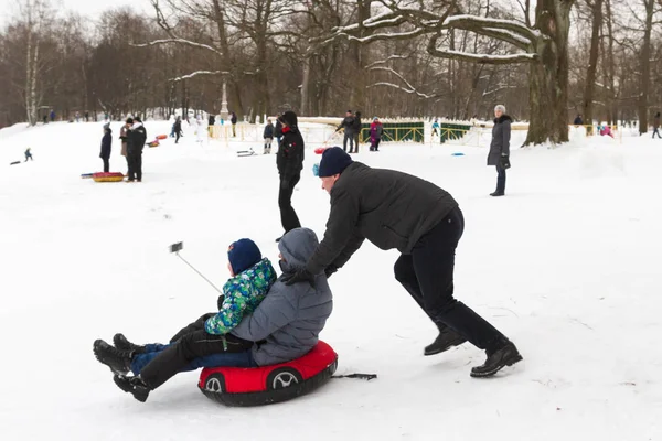 İskenderiye Park, Peterhof, St Petersburg, Rusya 04 Ocak 2019. Ebeveynler ve çocuklar ile kar kayak kış eğlence slaytları.