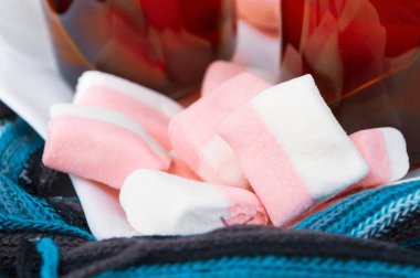 Beyaz-pembe hatmi iki bardak çay ile bir plaka üzerinde