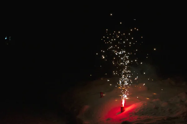 Φωτεινά Πολύχρωμα Πολύχρωμα Πυροτεχνήματα Κρήνη Στο Χιόνι Νύχτα — Φωτογραφία Αρχείου