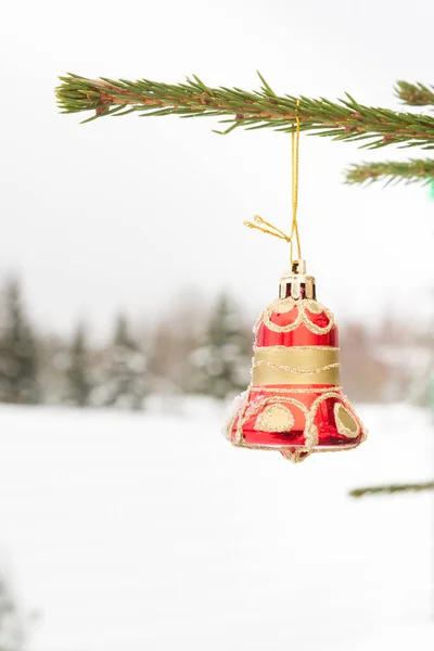 Juguete Navidad Colgado Árbol Afuera Invierno —  Fotos de Stock