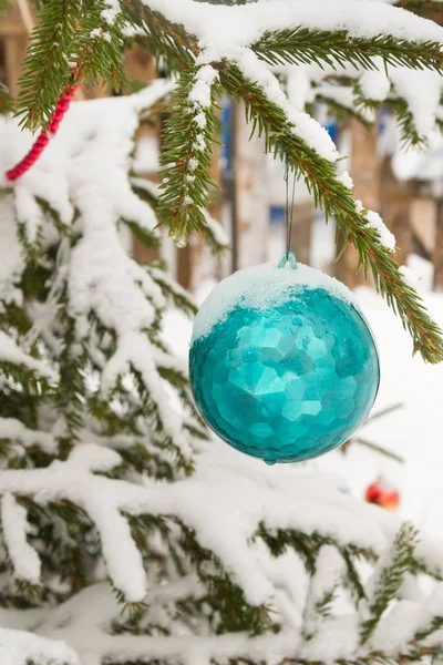 Giocattolo Natale Appeso All Albero Fuori Inverno — Foto Stock