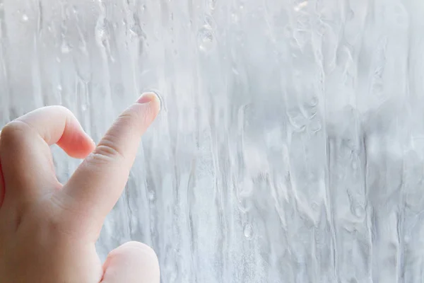 Mão Criança Desenha Padrões Janela Congelada Inverno — Fotografia de Stock