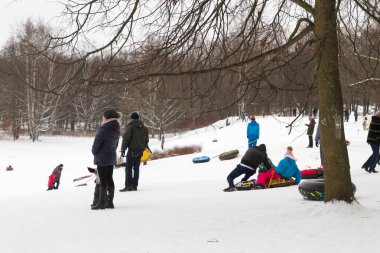 İskenderiye Park, Peterhof, St Petersburg, Rusya 04 Ocak 2019. Ebeveynler ve çocuklar ile kar kayak kış eğlence slaytları.
