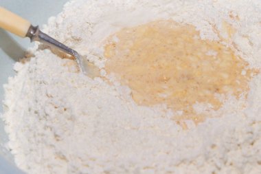 Tavuk yumurta hamuru hazırlamak için bir kasede karıştırın